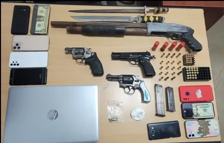 SANTIAGO: Ocuparon armas y drogas durante allanamientos
