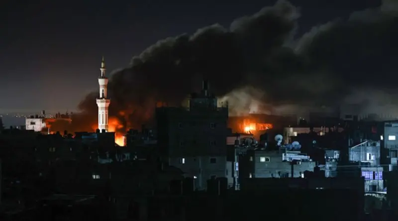 Ataques aéreos de Israel matan a más de 100 personas en Rafah mientras aumenta la alarma internacional por la ofensiva terrestre